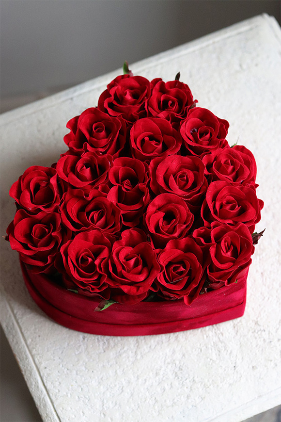 czerwony flowerbox z różami na walentynki, Walentynkowe Serce