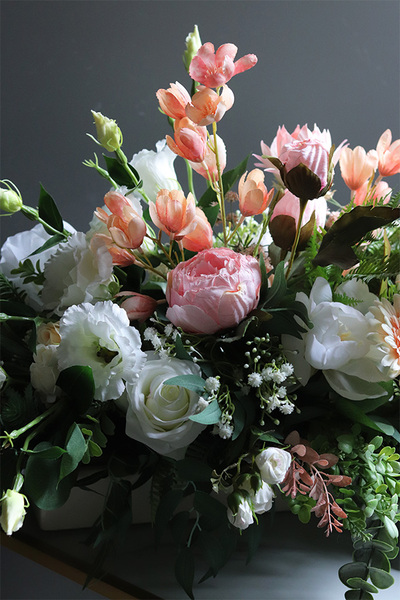 Miłosna Longia, kompozycja kwiatowa na długi stół