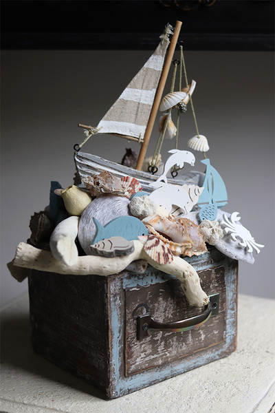 Sen Bosmana, marynistyczna dekoracja w szufladzie