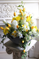 Żółta Pani Wiosna Volcan, kompozycja nagrobna w misie