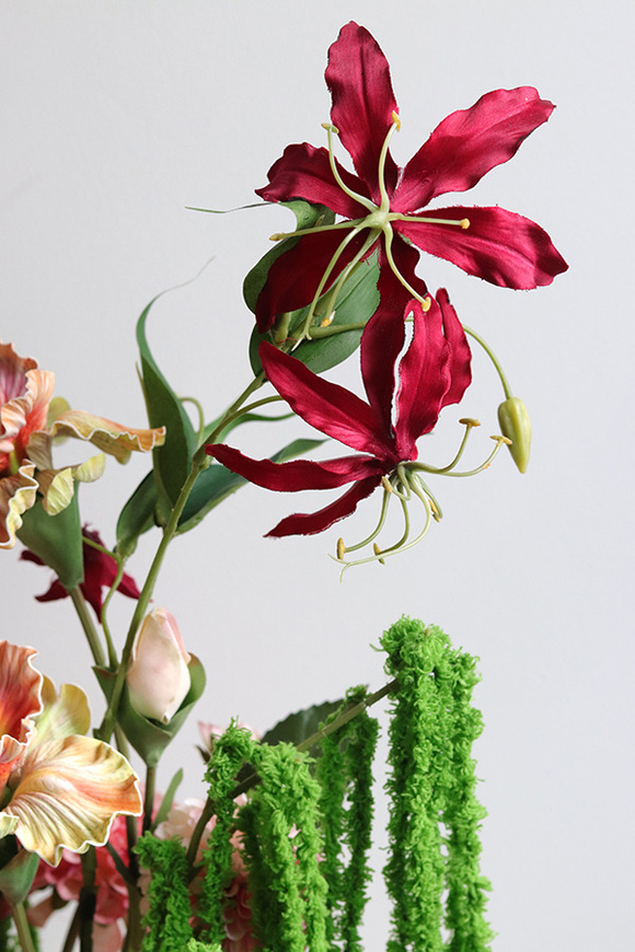 Norblina, kompozycja kwiatowa z gloriozą