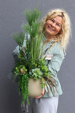 Greenis, kompozycja z trawami w złotej donicy, wys.73cm