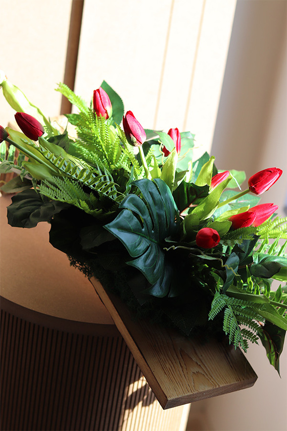 Tulipany Woods, kompozycja nagrobna z tulipanami