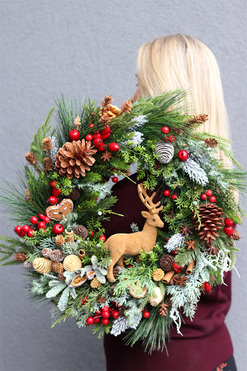 Renifer u Doris, zimowy wianek z reniferem, śr.52cm