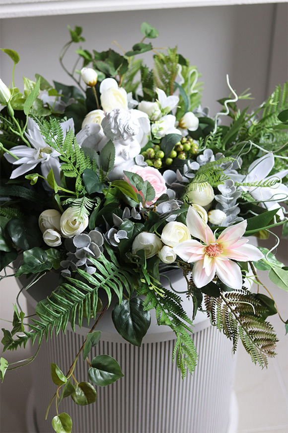 Nicoletta, dekoracja nagrobna w misie z aniołem