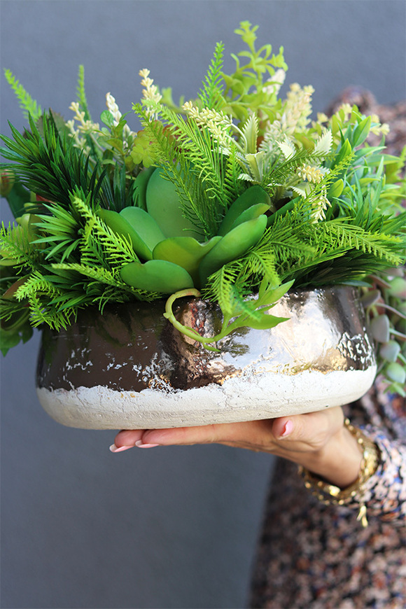 Rozkosz, kompozycja sukulenty w miedzianej misie