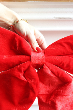 Aksamit Red New, welurowa kokarda - pluszowa zawieszka, wym.31x31cm 