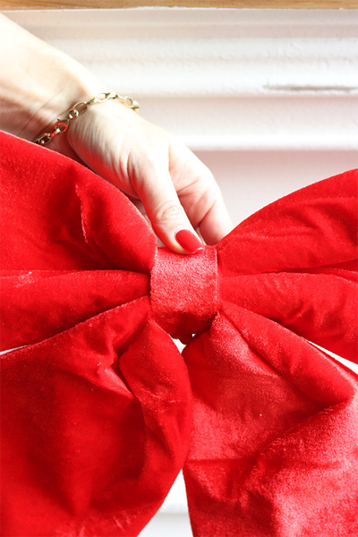 Aksamit Red New, welurowa kokarda - pluszowa zawieszka