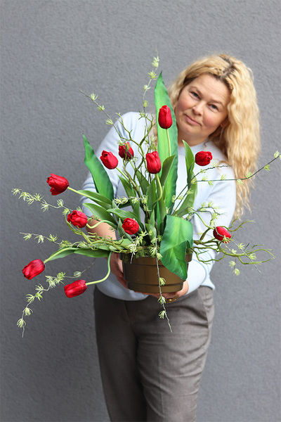 Tulipaneo Red, wiosenna dekoracja nagrobna z tulipanami