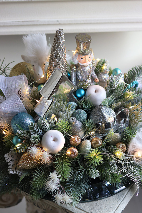 Crystal Winter, świąteczny stroik z dziadkiem na talerzu