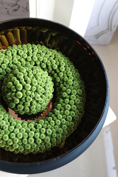 Modern Cecile Moss Blue 2, nowoczesny stroik świąteczny z kulą