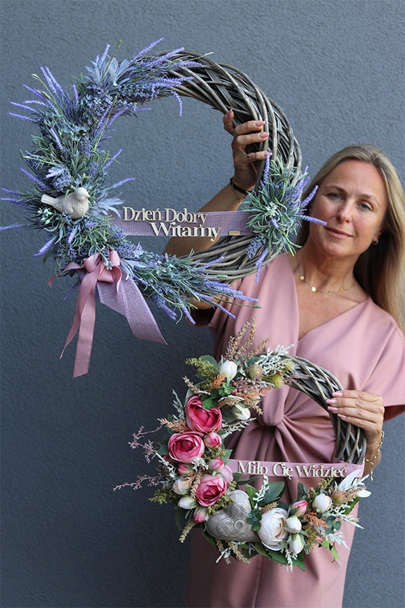 Miło Cię Widzieć, asymetryczny wianek z sercem i napisem