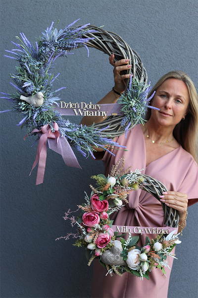 Miło Cię Widzieć, asymetryczny wianek z sercem i napisem