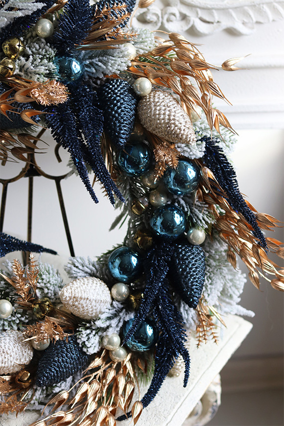 Winteriana, świąteczny granatowo-złoty wianek	