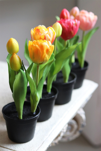 kompozycja z gumowych tulipanów w doniczce