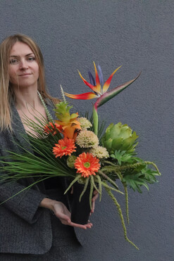 Amazonka, bukiet nagrobny we wkładzie, dł.62cm