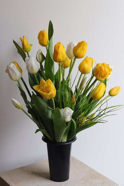 Tulipanowy Sen Spring, nowoczesny bukiet nagrobny we wkładzie