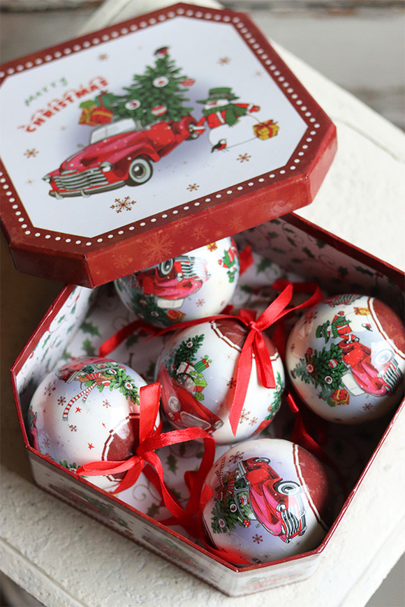 Samochodowe Święta, świąteczne bombki na choinkę