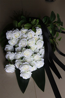 Białe Róże Bielle, bukiet nagrobny do położenia