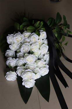 Białe Róże Bielle, bukiet nagrobny do położenia, biały, dł.80cm