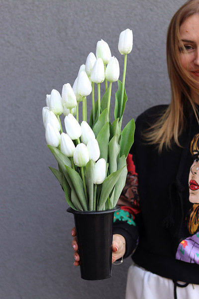 Tulippo New Design White, nowoczesny bukiet nagrobny we wkładzie