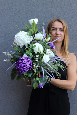 Heraklia, biało fioletowy bukiet nagrobny we wkładzie, wys.52cm 