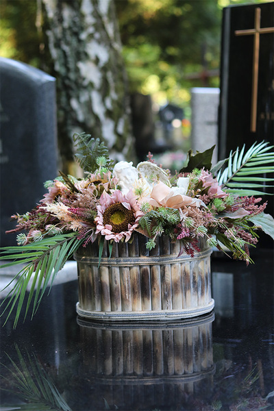 Auraliana, dekoracja nagrobna w skrzynce