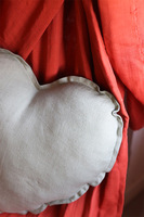 Heart Pillow, lniana poduszka w kształcie serca, oliwkowy