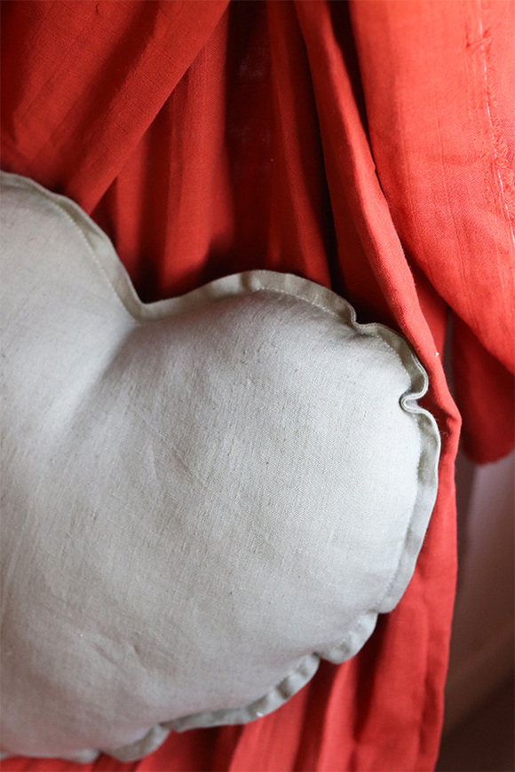 Heart Pillow, lniana poduszka w kształcie serca, oliwkowy