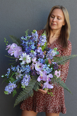 Lovely Lilac, biały bukiet nagrobny we wkładzie, dł.50cm 