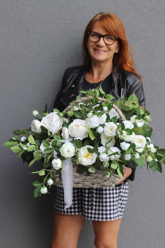 Białe Dni, kosz z białymi różami