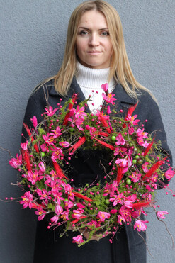 Różowa Pogoda, kwiatowy wianek na drzwi, śr.44cm