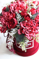 Bordina, welurowy flowerbox z czerwonymi kwiatami, wys.30cm