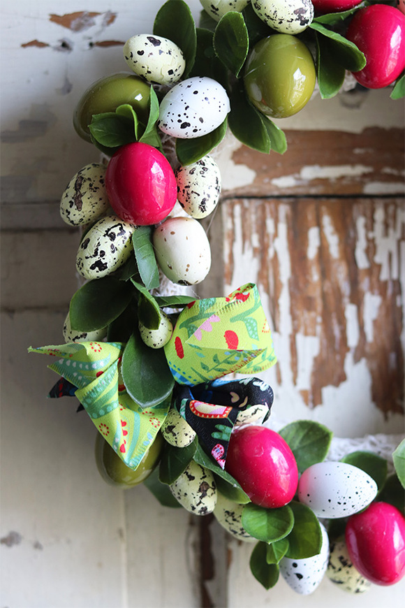 Egsy, wielkanocny wianek z kolorowymi jajkami, śr.32cm