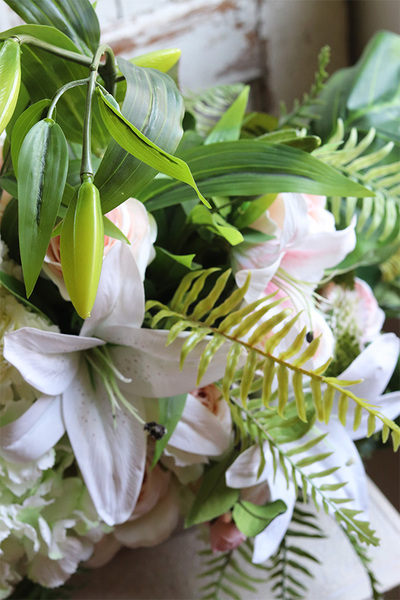 Lilie, kompozycja nagrobna w naczyniu, wym.50x76cm 