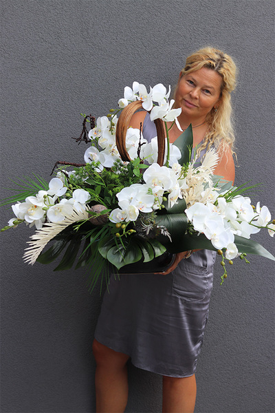 White Orchidera 2, kompozycja nagrobna w misie
