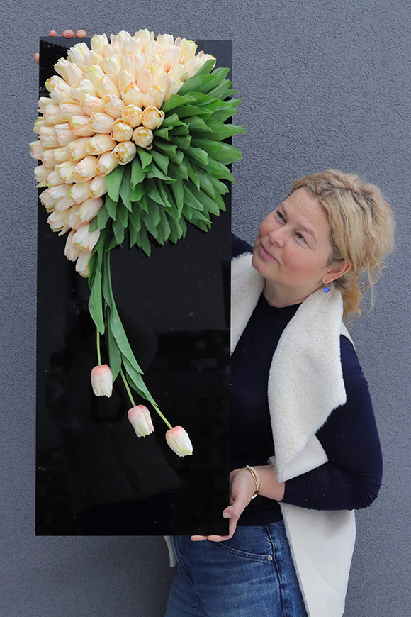 Tulippo New Design, dekoracja nagrobna na czarnej podstawie