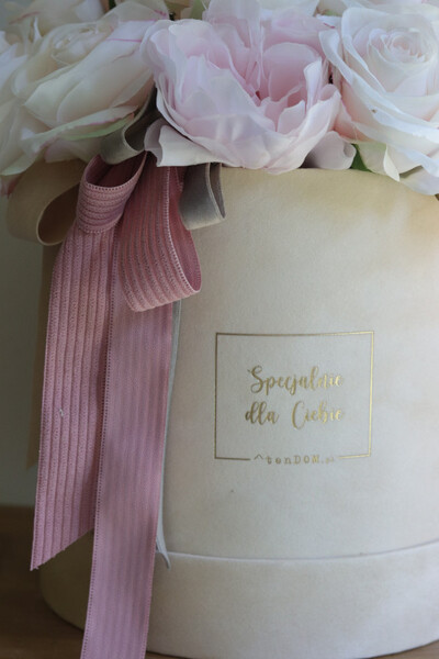 Cedite 2, welurowy flowerbox z różowymi kwiatami