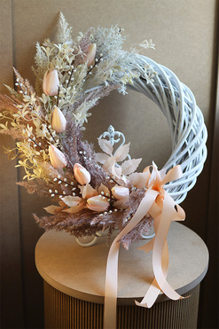 Tulipany Beige, wiosenny wianek z tulipanami, rozp.47cm