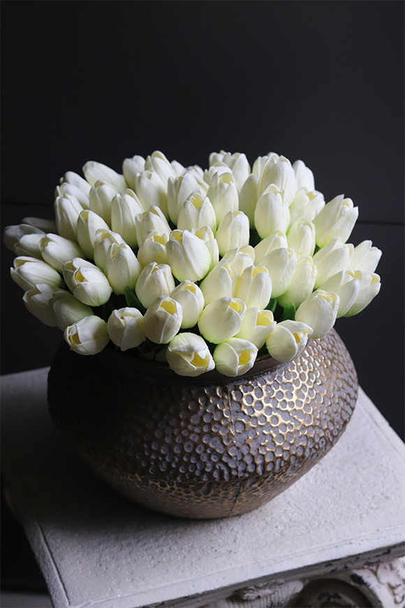 Eduardo Medoria Gold, kompozycja wiosenna z piankowymi tulipanami