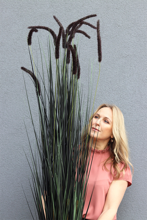 Black Moment, sztuczna czarna trawa w srebrnej donicy