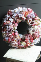 Bogactwo Kwiatów, różowy wianek na drzwi