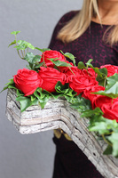 Christi Krzyż Pamięci, kompozycja nagrobna z różami