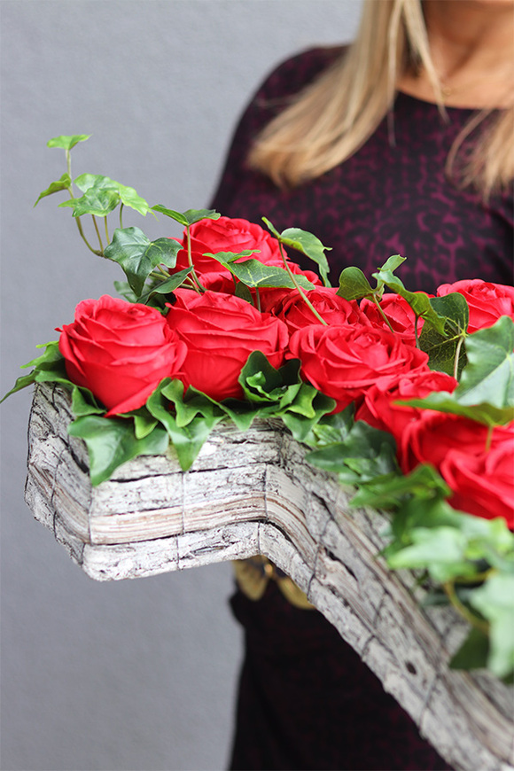 Christi Krzyż Pamięci, kompozycja nagrobna z różami