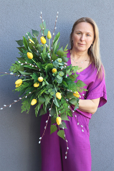 Bookstory Spring Premium, dekoracja nagrobna z tulipanami