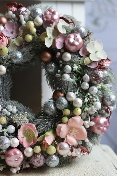 Pastelowy Czar Zimy, świąteczny wianek dekoracyjny