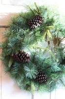 Zima w Lesie, zimowy wianek iglasty z szyszkami