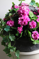 Pink Decore Volcan, fioletowe bratki w naczyniu