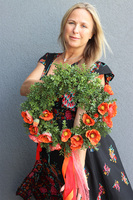 Makowa Panienka, asymetryczny wianek z makami