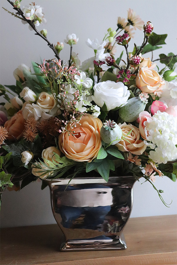 Baronessa Ideale, kompozycja kwiatowa w srebrnej donicy, wys.50x55x35cm